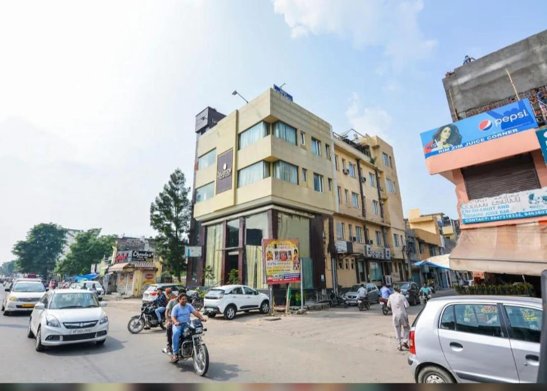 Hotel Opulence Pathankot Luaran gambar
